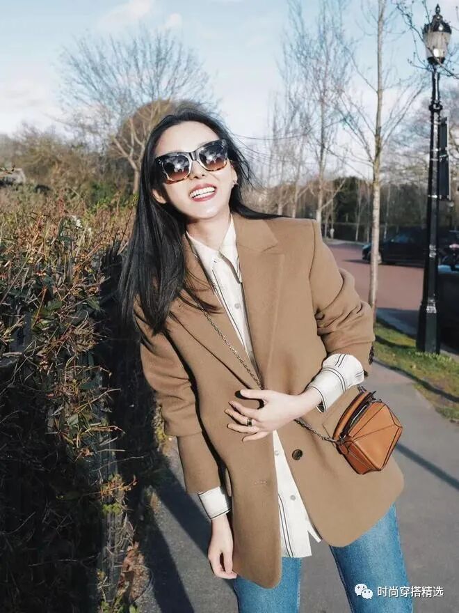 西装外套搭配牛仔裤好看吗 今秋女生这样穿 成熟又优雅!(4)