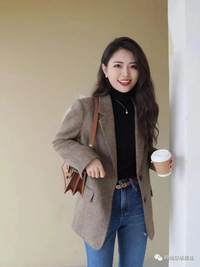 西装外套搭配牛仔裤好看吗 今秋女生这样穿 成熟又优雅!(4)