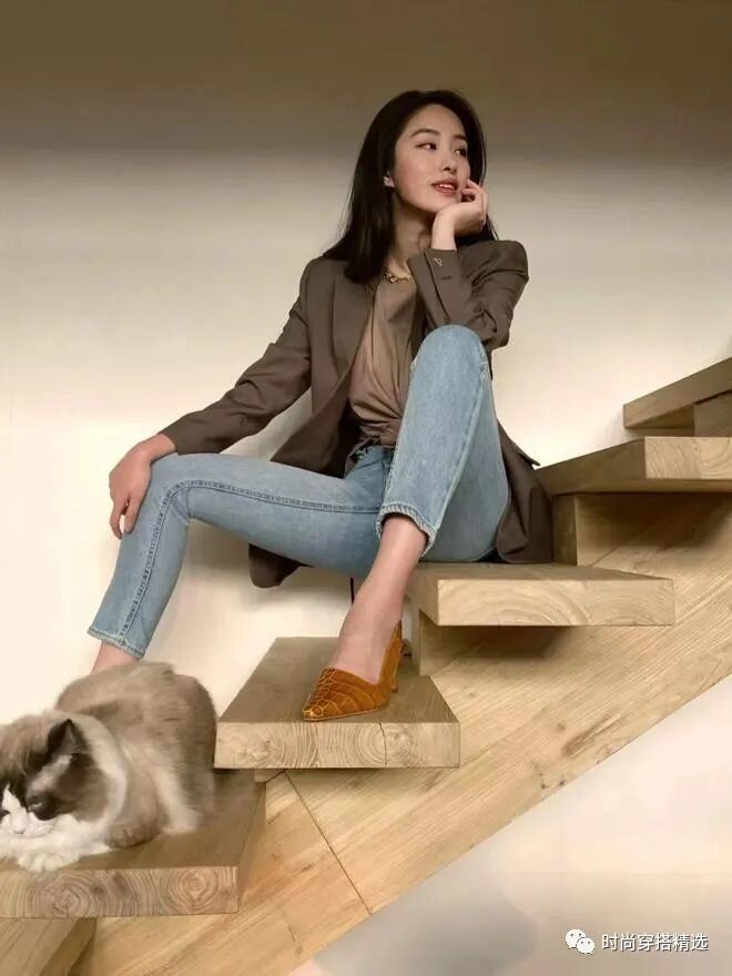 西装外套搭配牛仔裤好看吗 今秋女生这样穿 成熟又优雅!(4)