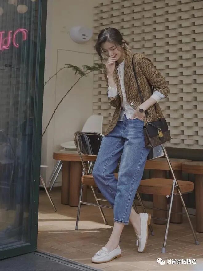西装外套搭配牛仔裤好看吗 今秋女生这样穿 成熟又优雅!(6)