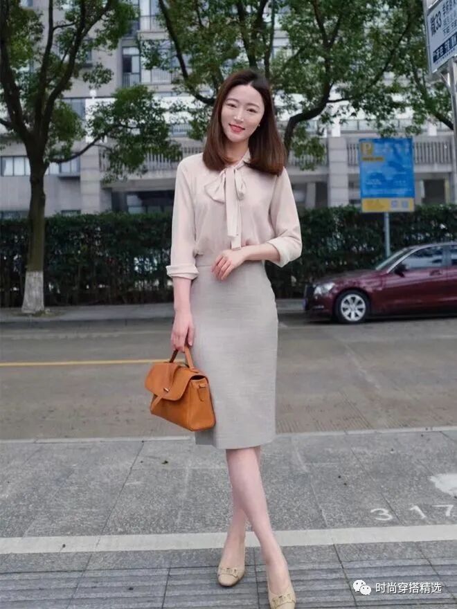 秋天穿裙子怎么搭配上衣 开叉半身裙+纯色上衣 完美展现优雅腰线(2)