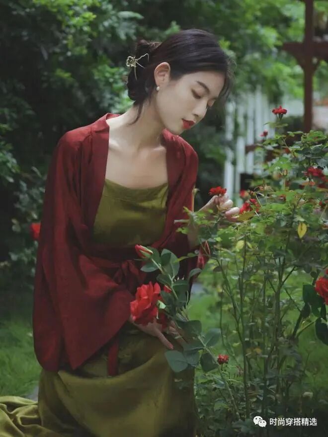 女孩怎么搭配衣服更显气质 学会这三个配色技巧 魅力有品位(4)