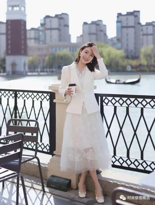 秋天适合穿西装吗 秋季女生西装搭配黑色皮裤 又A又飒!(5)