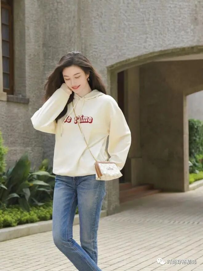 秋天到了该穿卫衣了 秋季“卫衣”怎么穿搭好看?这样穿显瘦还洋气(4)